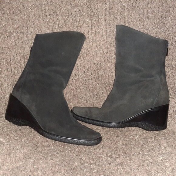 AQUATALIA-Charcoal Suede Booties-Back Zip-Square Toe-Size 6-Excellent - Picture 1 of 7